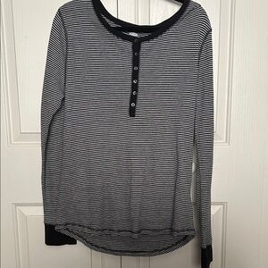 Old Navy Black and White Striped Long Sleeve Tee. Cotton like yet stretchable.